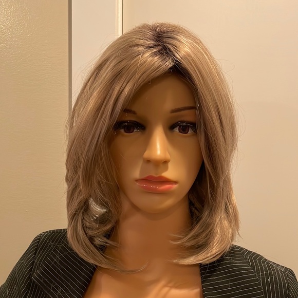 NWT 14” butter beige light layers shoulder length straight blonde wig dark roots - Picture 6 of 16